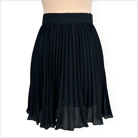 Emanuel Ungaro Vintage Black Lightweight Sheer Pleated Skirt Flirty Size 8 / 42 - Picture 2 of 3